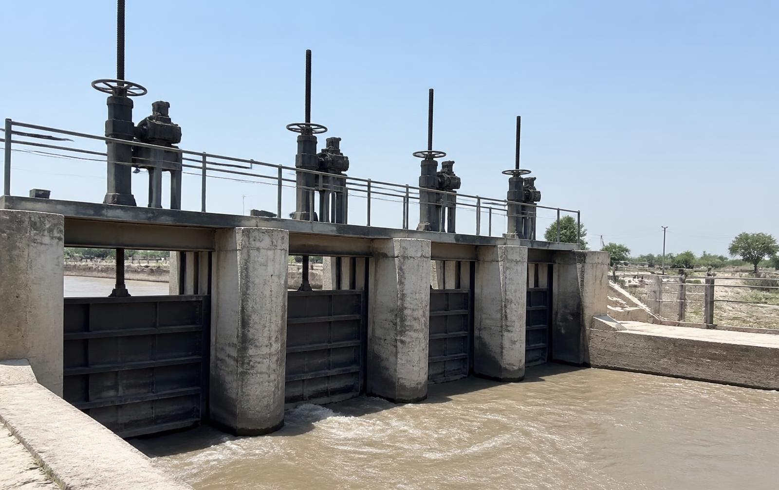 Sluice gates in service on an irrigation regulator